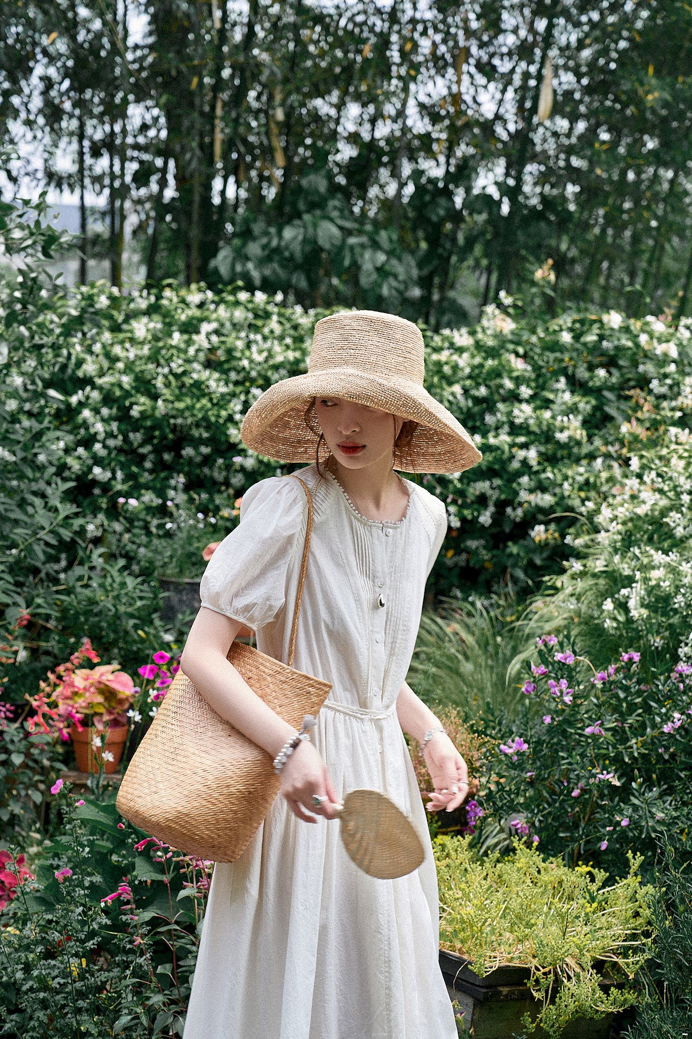 "De Luna White Tea" French-Style Embroidered Hollow-Out Waist-Tightening Dress with a Touch of Elegance