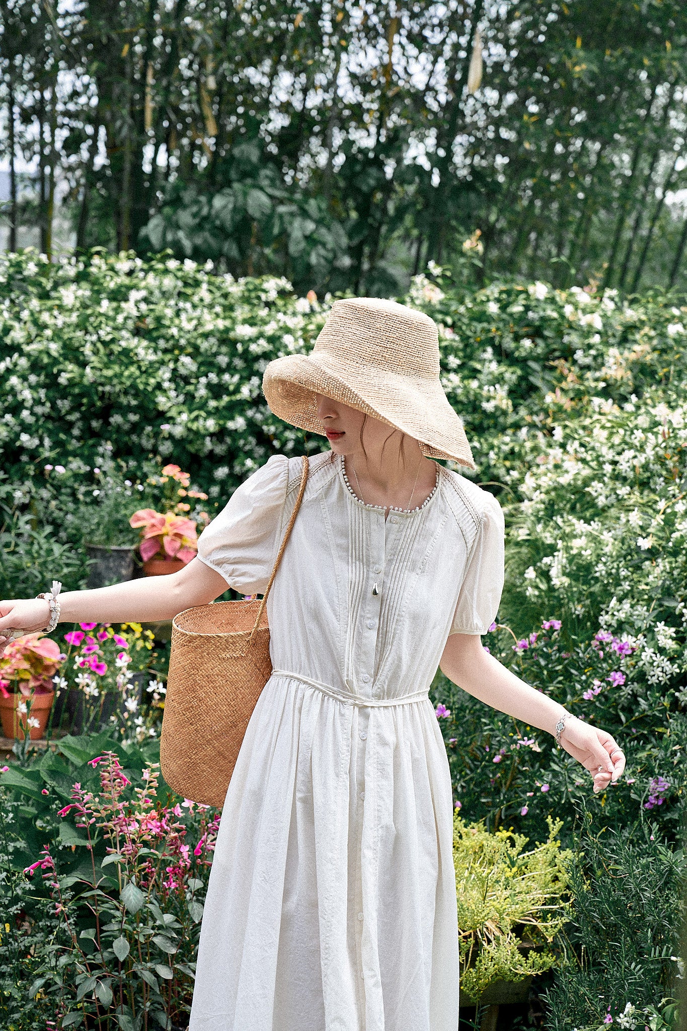 "De Luna White Tea" French-Style Embroidered Hollow-Out Waist-Tightening Dress with a Touch of Elegance