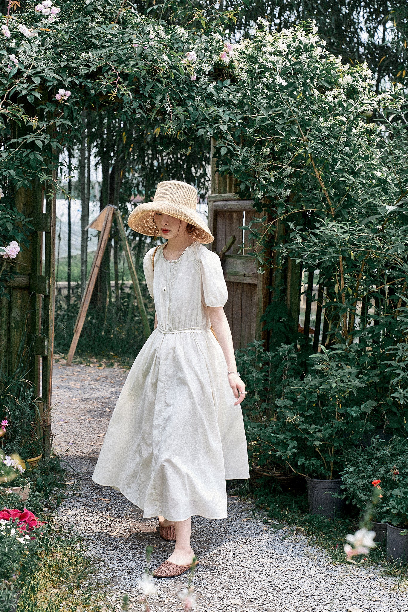 "De Luna White Tea" French-Style Embroidered Hollow-Out Waist-Tightening Dress with a Touch of Elegance