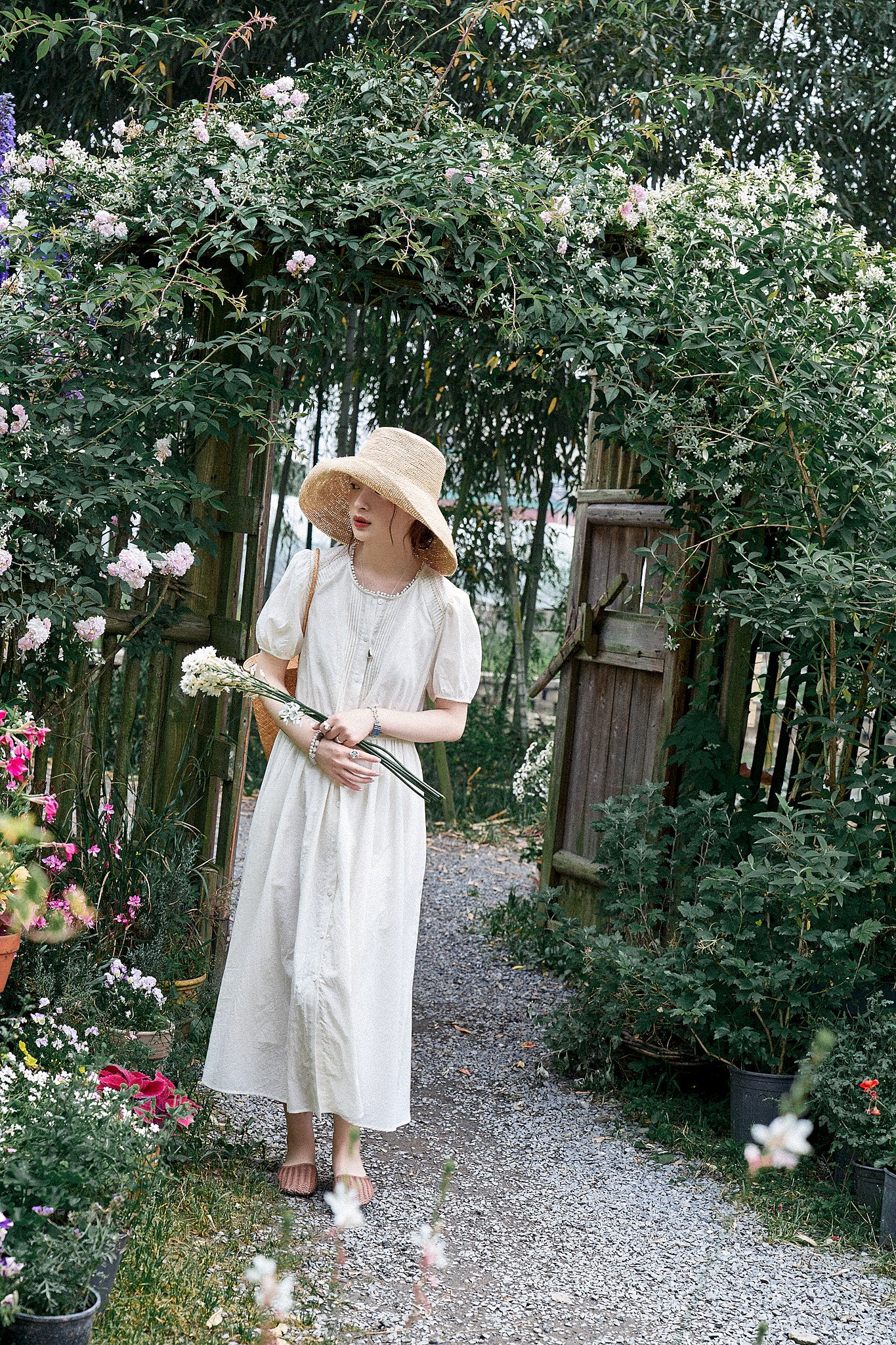 "De Luna White Tea" French-Style Embroidered Hollow-Out Waist-Tightening Dress with a Touch of Elegance