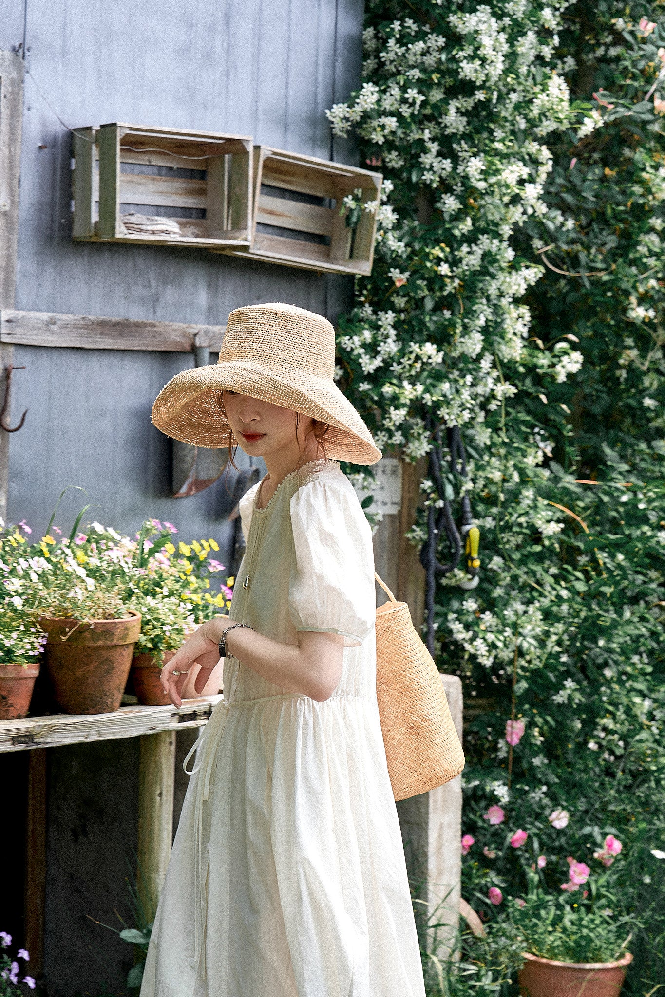 "De Luna White Tea" French-Style Embroidered Hollow-Out Waist-Tightening Dress with a Touch of Elegance